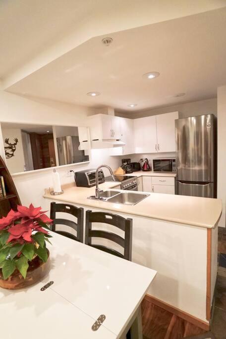Luxury In/out+ Parking+hottub + Pool * Whistler