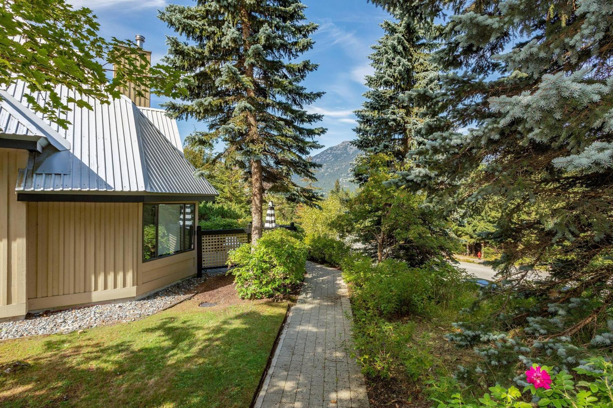 Wintergreen 34 | Townhome A Short Walk To Skiing & Blackcomb Gondola, Secure Parking Holiday home Whistler