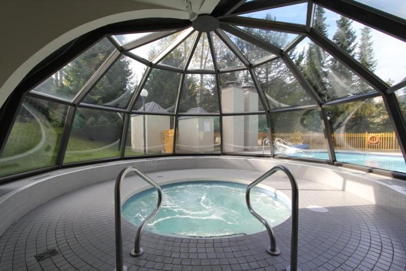 Modern Cozy In-out Gym, Office, Pool, Hot Tub * Whistler
