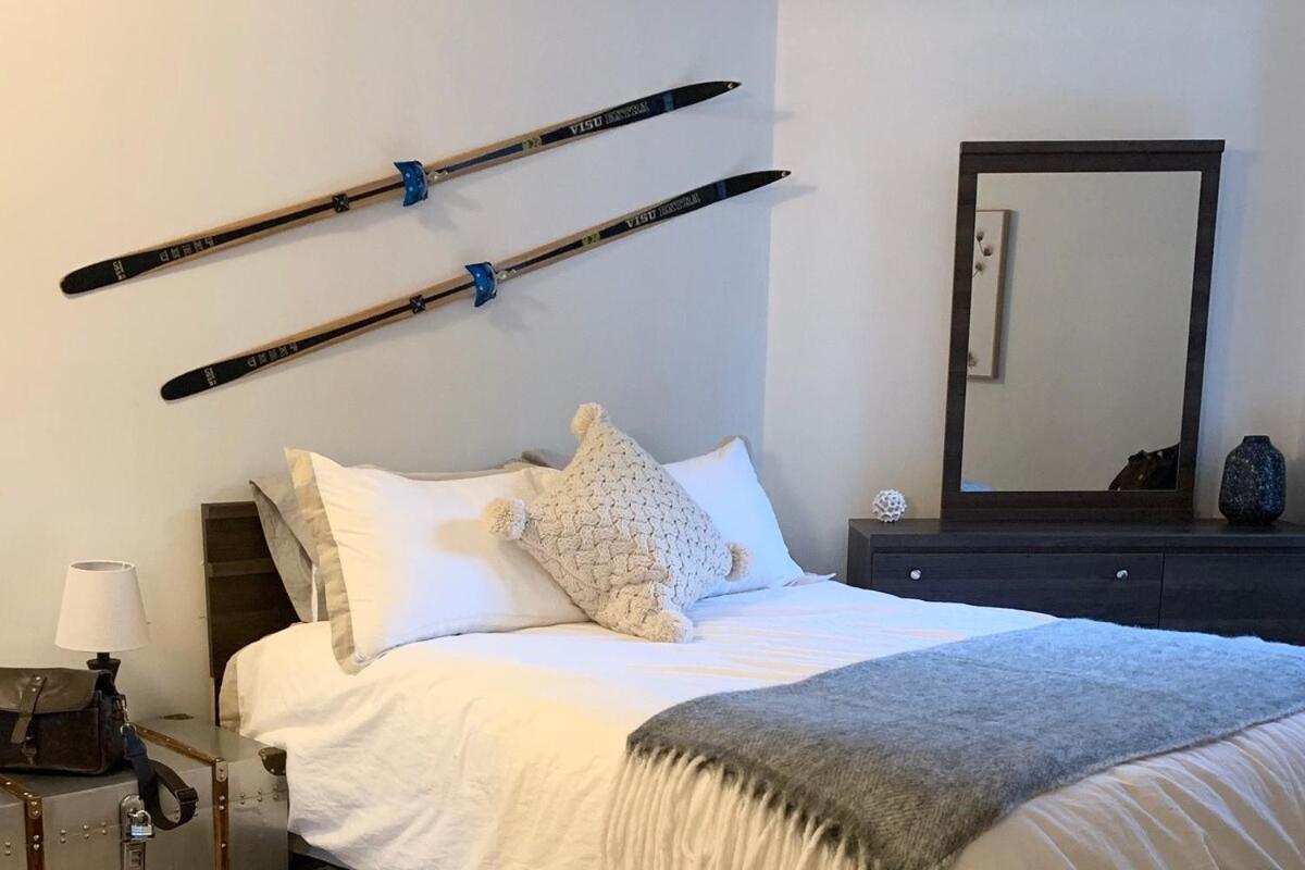 Modern Cozy In-out Gym, Office, Pool, Hot Tub Apartment Whistler