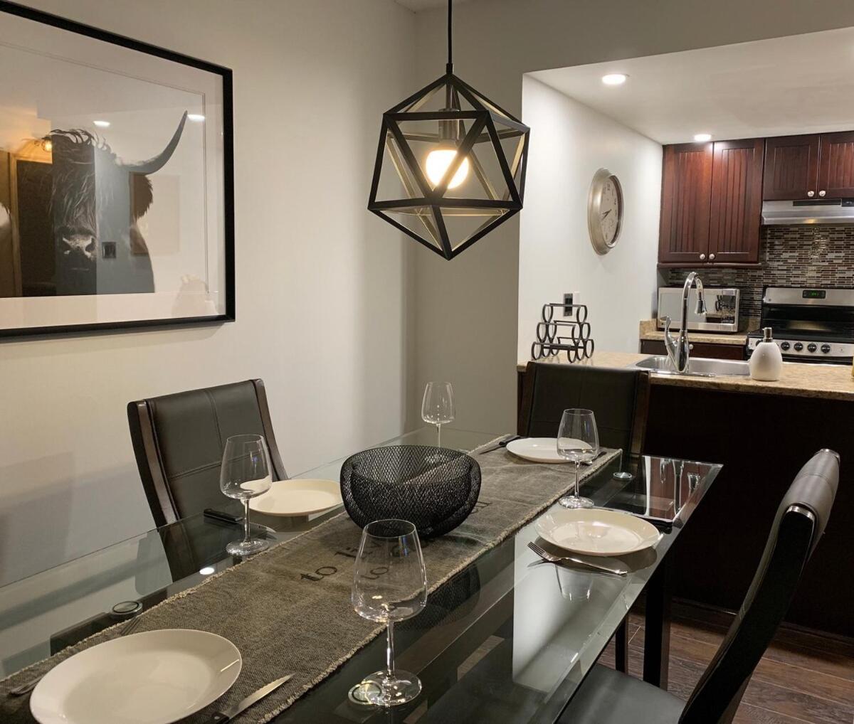 Apartment Modern Cozy In-out Gym, Office, Pool, Hot Tub *