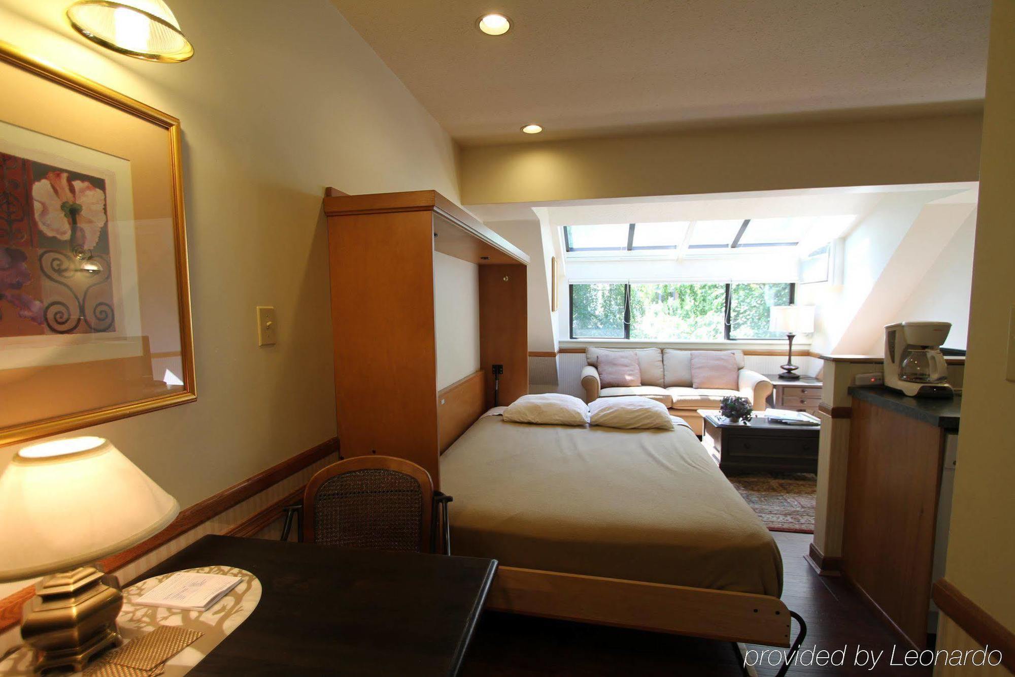 Clock Tower Apartment *