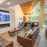 Pinnacle Ridge 23 - Ski In Ski Out, Newly Renovated, Private Hot Tub, Gas Fireplace