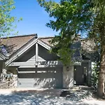Northern Lights 35 | Spacious Townhome Close To Village With Hot Tub, Mountain View & Garage Parking