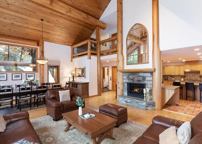 Falcon\'S Nest | Classic Log Home W/ Village Parking, Hot Tub, & Fireplace