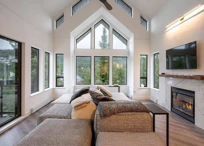 Newly Renovated! Spacious 3 Bedrooms Plus Enclosed Loft Bedroom And Tv Room!