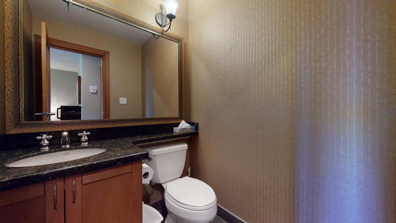 Spacious With Private Hot Tub By Harmony Holiday home Whistler