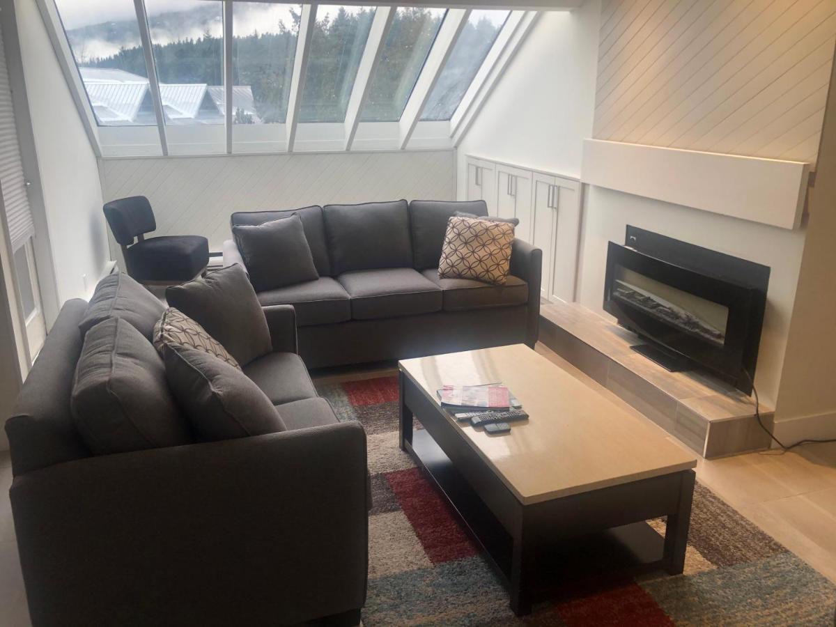Hearthstone Loft, Village Centre, Private Hot Tub, Sleeps 6 Whistler