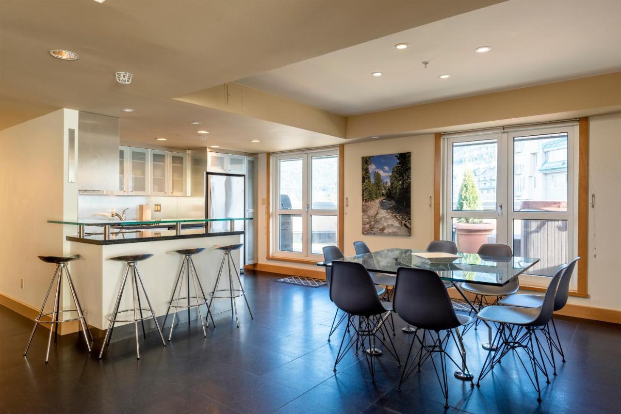 Amazing In Out 3 Bedroom With Slope Side Views *