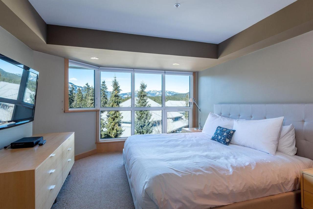 Amazing In Out 3 Bedroom With Slope Side Views Holiday home Whistler