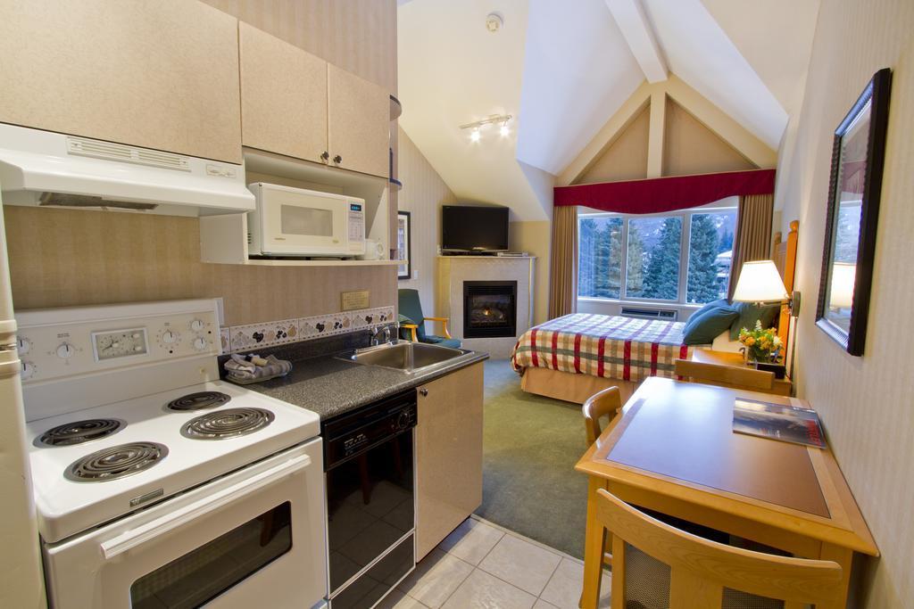 Pinnacle Hotel 3*