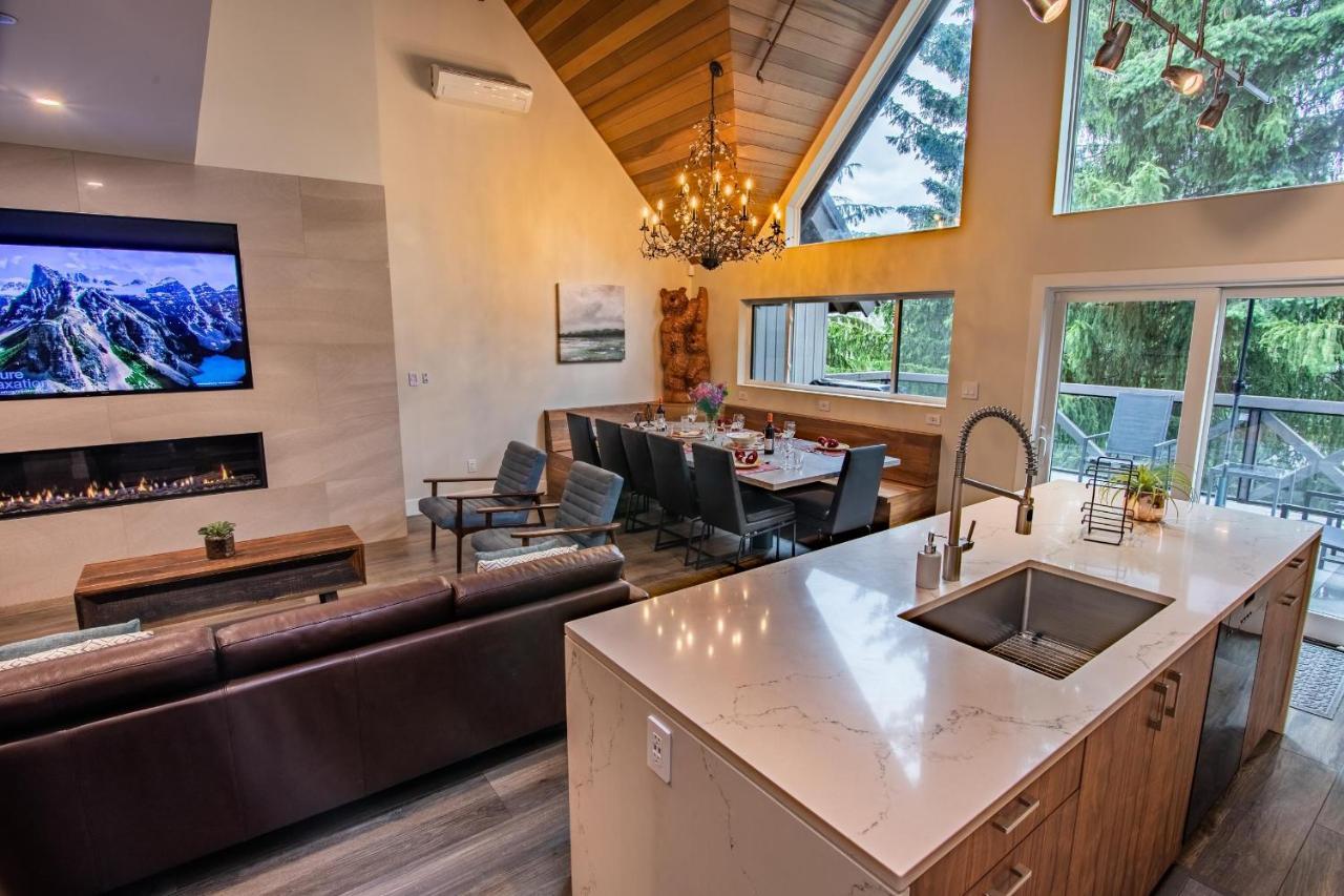 Pinnacle Ridge 23 - In Out, Newly Renovated, Private Hot Tub, Gas Fireplace Whistler