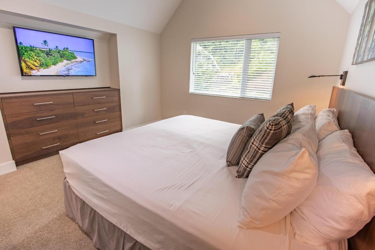 Pinnacle Ridge 23 - In Out, Newly Renovated, Private Hot Tub, Gas Fireplace Whistler