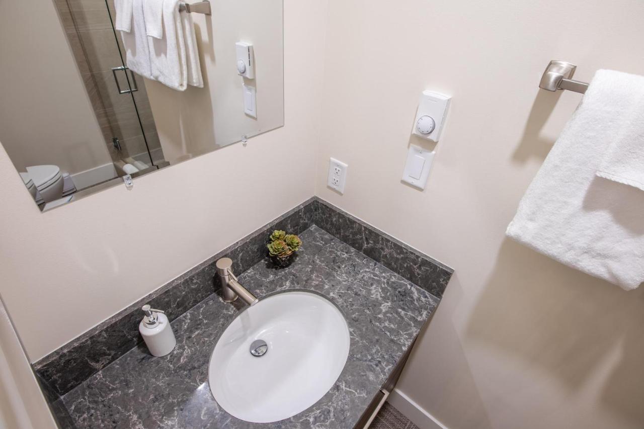 Pinnacle Ridge 23 - In Out, Newly Renovated, Private Hot Tub, Gas Fireplace Whistler