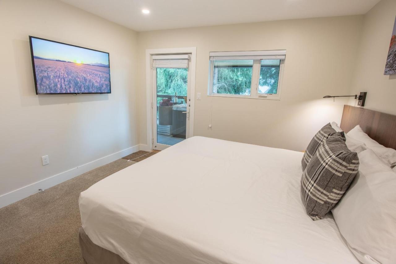 Pinnacle Ridge 23 - In Out, Newly Renovated, Private Hot Tub, Gas Fireplace * Whistler