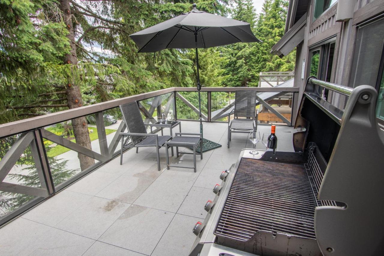 Pinnacle Ridge 23 - In Out, Newly Renovated, Private Hot Tub, Gas Fireplace * Whistler