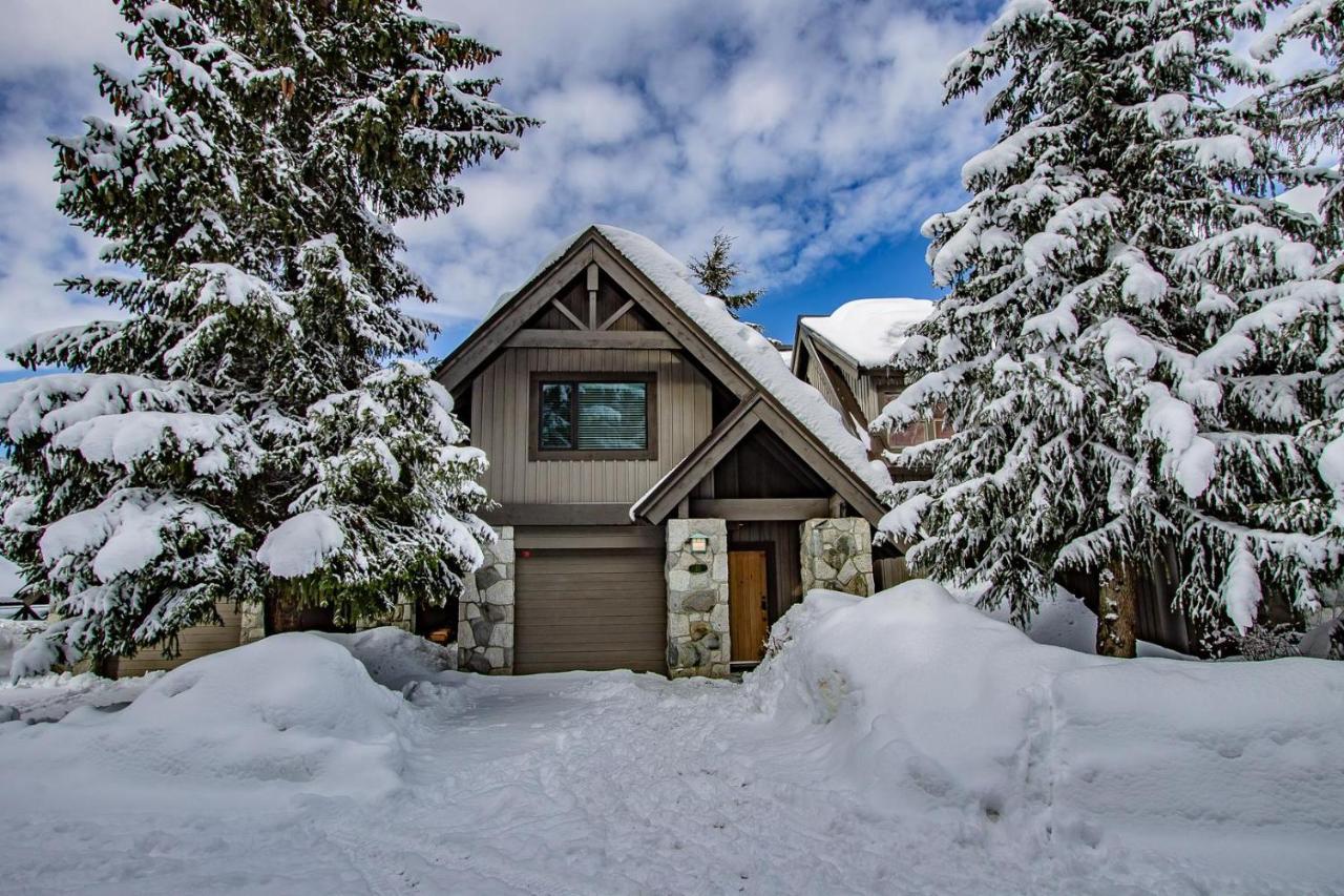 Pinnacle Ridge 23 - In Out, Newly Renovated, Private Hot Tub, Gas Fireplace Holiday home Whistler