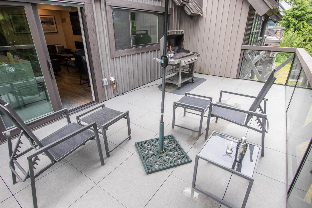 Pinnacle Ridge 23 - In Out, Newly Renovated, Private Hot Tub, Gas Fireplace Whistler