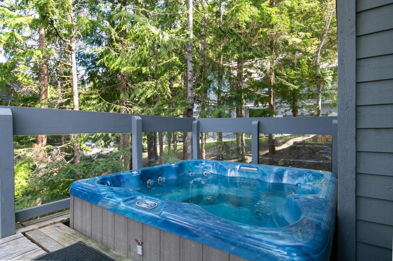 Northern Lights 35 | Spacious Townhome Close To Village With Hot Tub, Mountain View & Garage Parking Holiday home Whistler