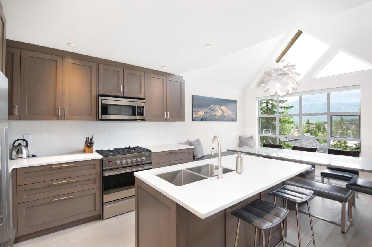 Snowbird 200 | Upscale Townhome, Close To Skiing, Shared Hot Tub, 2 Parking Spaces Holiday home