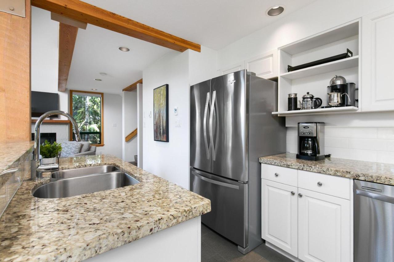 Holiday home Northern Lights 35 | Spacious Townhome Close To Village With Hot Tub, Mountain View & Garage Parking Whistler