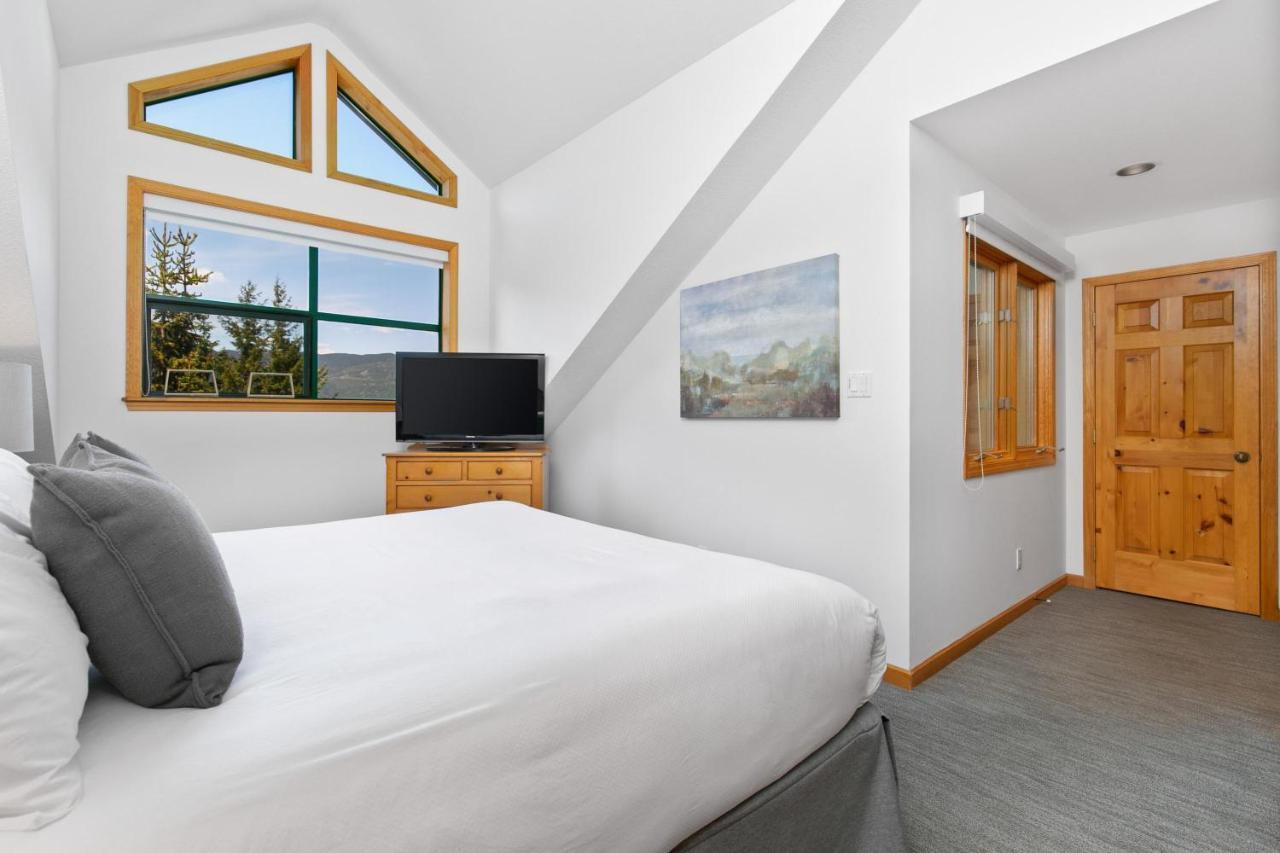 Northern Lights 35 | Spacious Townhome Close To Village With Hot Tub, Mountain View & Garage Parking Holiday home Whistler