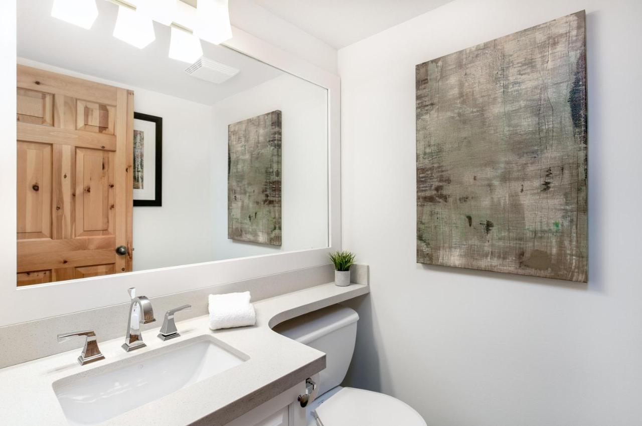Northern Lights 35 | Spacious Townhome Close To Village With Hot Tub, Mountain View & Garage Parking Holiday home