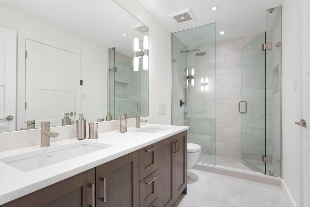 Snowbird 200 | Upscale Townhome, Close To Skiing, Shared Hot Tub, 2 Parking Spaces Whistler
