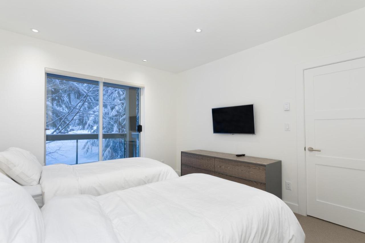 Snowbird 200 | Upscale Townhome, Close To Skiing, Shared Hot Tub, 2 Parking Spaces Holiday home Whistler