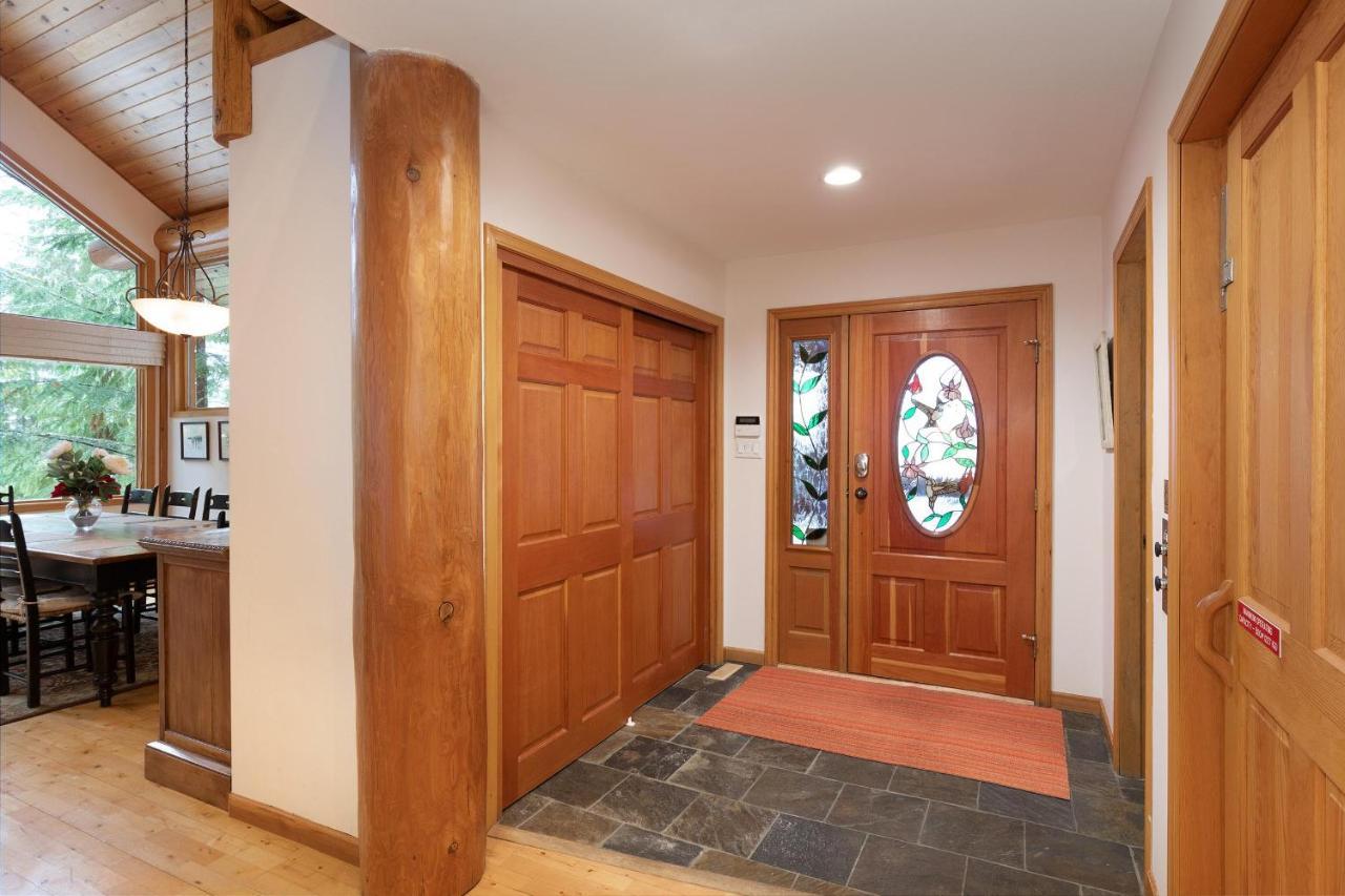 Falcon's Nest | Classic Log W/ Village Parking, Hot Tub, & Fireplace Holiday home