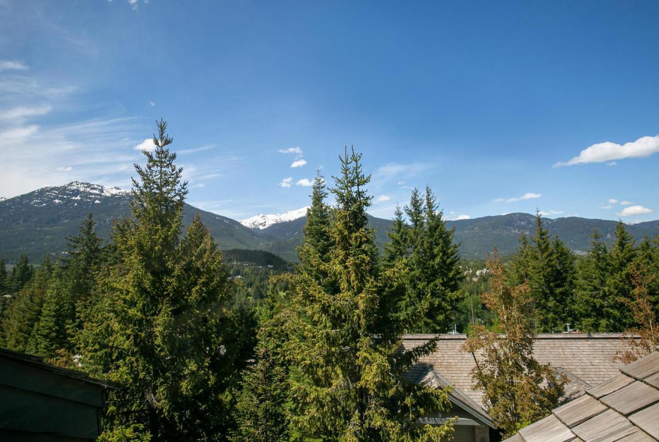 Holiday home Northern Lights 35 | Spacious Townhome Close To Village With Hot Tub, Mountain View & Garage Parking Whistler