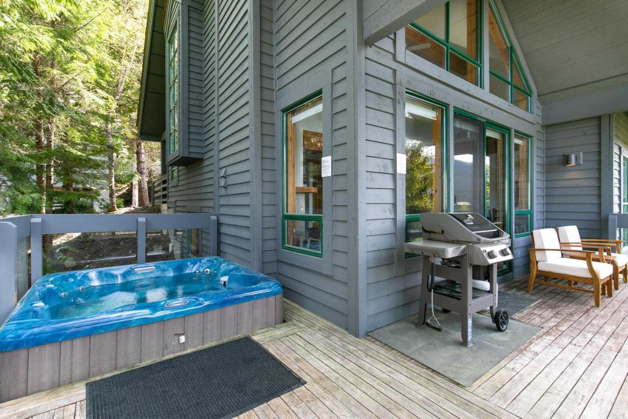 Northern Lights 35 | Spacious Townhome Close To Village With Hot Tub, Mountain View & Garage Parking Holiday home Whistler