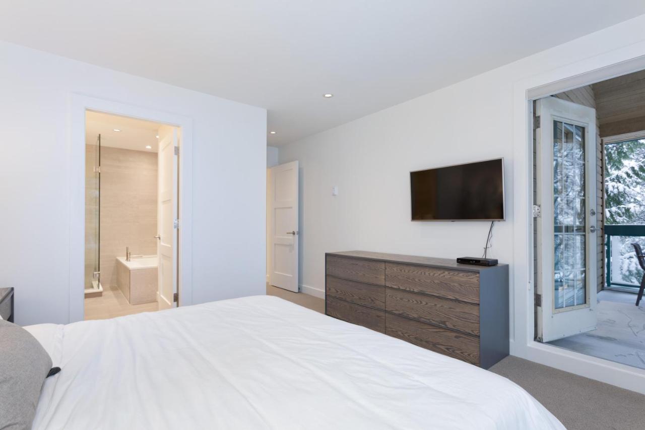 Snowbird 200 | Upscale Townhome, Close To Skiing, Shared Hot Tub, 2 Parking Spaces *