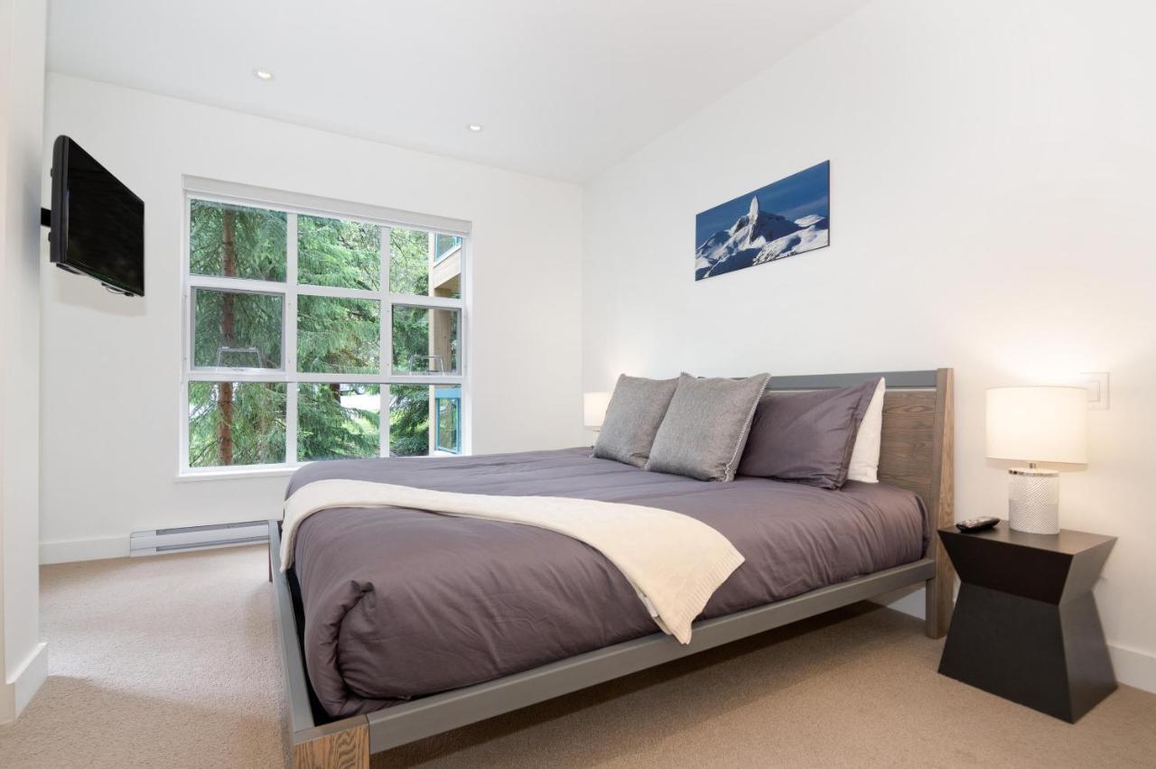 Holiday home Snowbird 200 | Upscale Townhome, Close To Skiing, Shared Hot Tub, 2 Parking Spaces Whistler