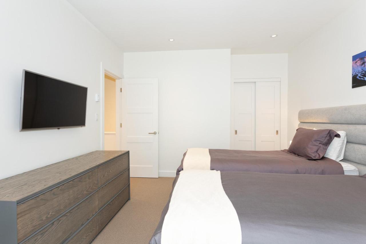Snowbird 200 | Upscale Townhome, Close To Skiing, Shared Hot Tub, 2 Parking Spaces Holiday home Whistler