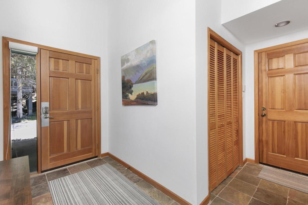 Northern Lights 35 | Spacious Townhome Close To Village With Hot Tub, Mountain View & Garage Parking Holiday home *