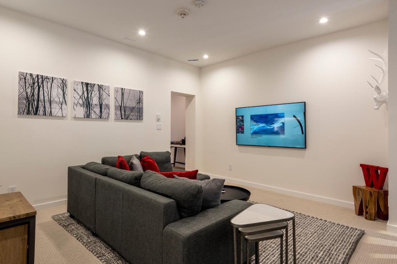 Luxury In Out Townhome With Expansive Mountain Views