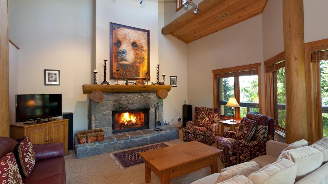 Holiday home Taluswood 41 | Spacious Cabin-style W/ Access, Private Hot Tub & Media Den Whistler