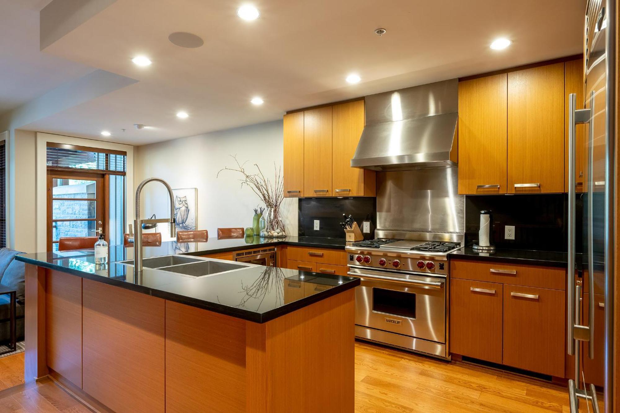 West Coast Style 4-bedroom, 3-bathroom, Mountain View Townhome Holiday home