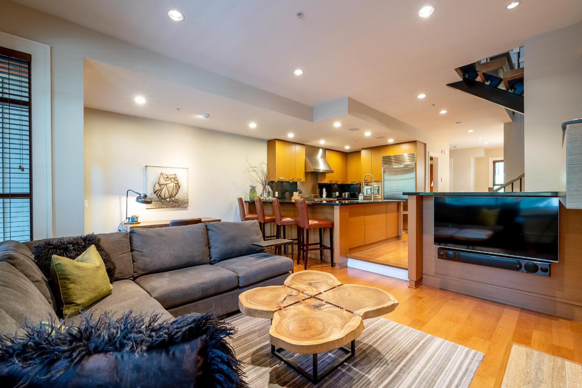 Holiday home West Coast Style 4-bedroom, 3-bathroom, Mountain View Townhome Whistler