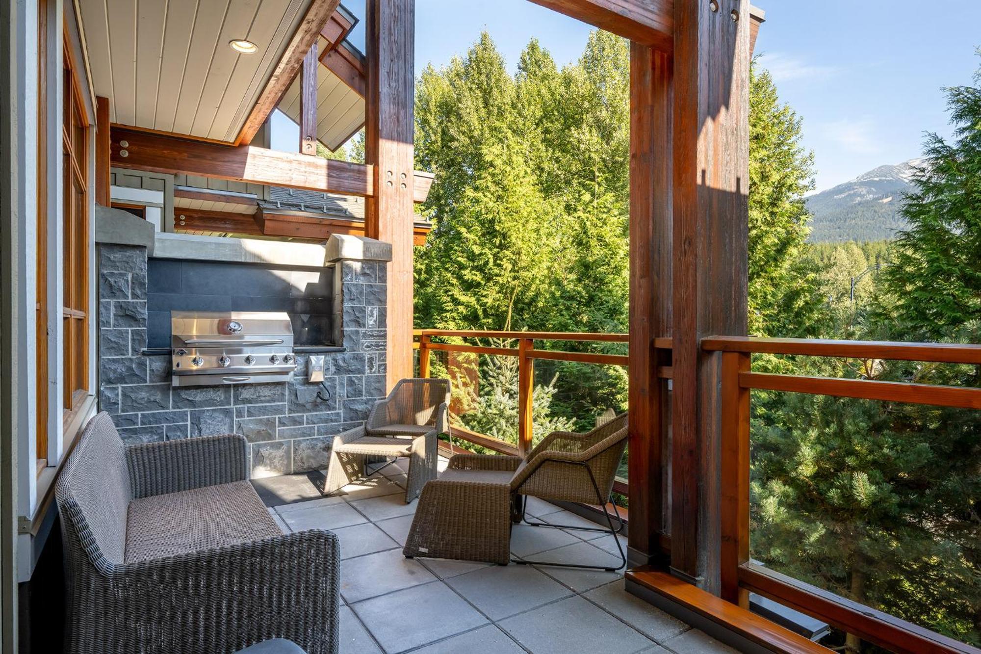 West Coast Style 4-bedroom, 3-bathroom, Mountain View Townhome *