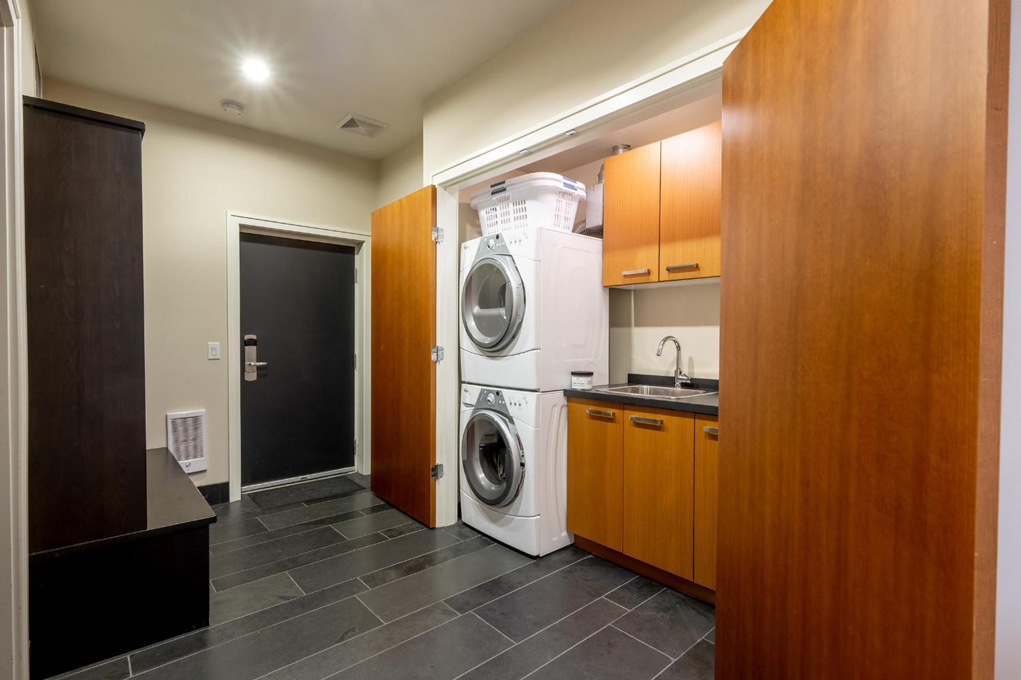 West Coast Style 4-bedroom, 3-bathroom, Mountain View Townhome Holiday home