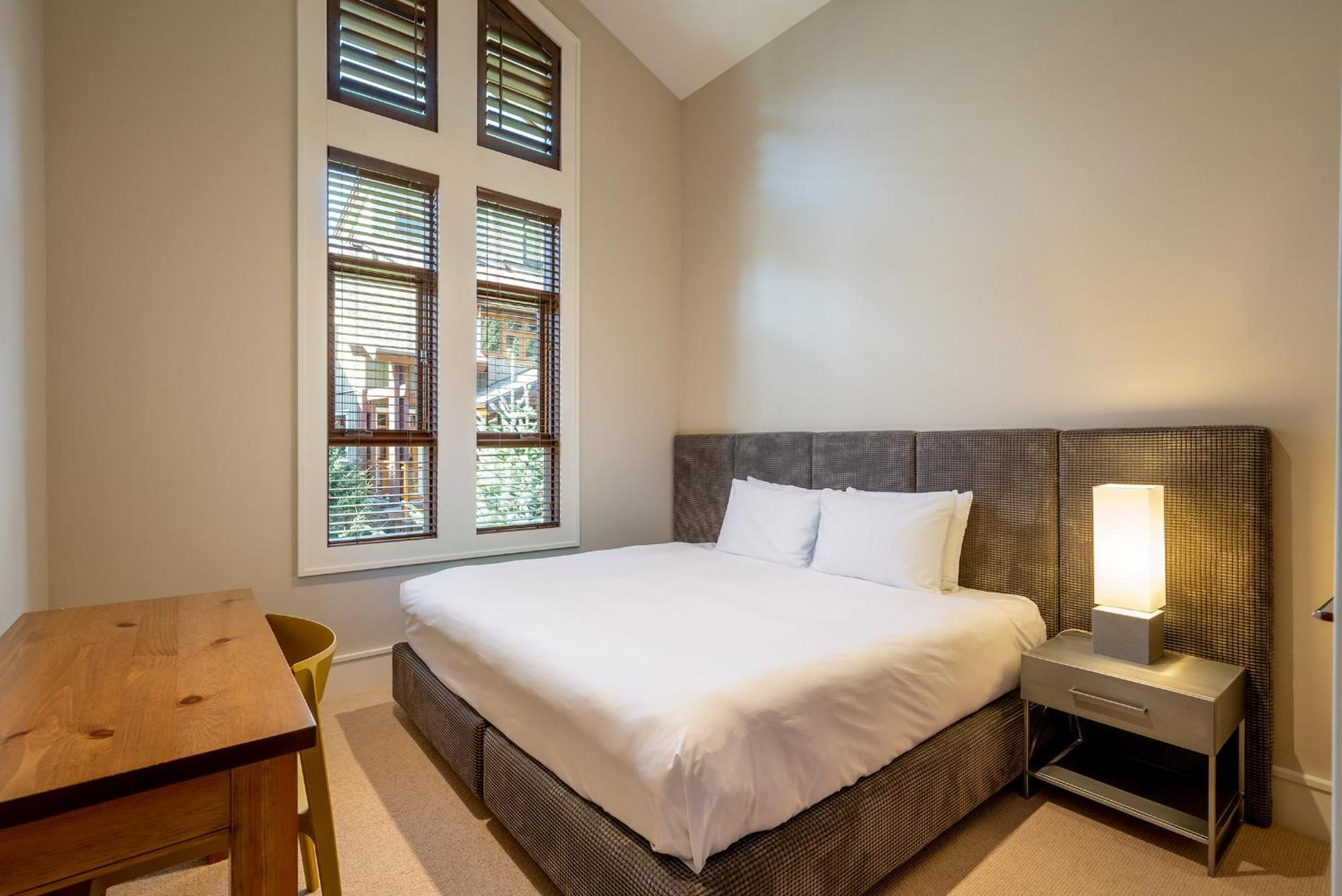 West Coast Style 4-bedroom, 3-bathroom, Mountain View Townhome Holiday home *