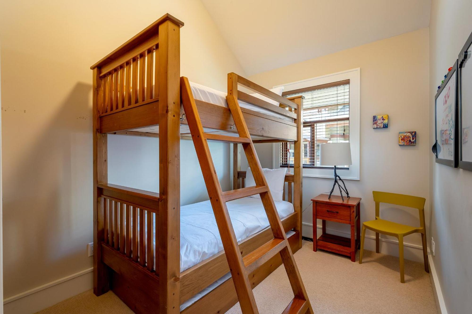 Holiday home West Coast Style 4-bedroom, 3-bathroom, Mountain View Townhome