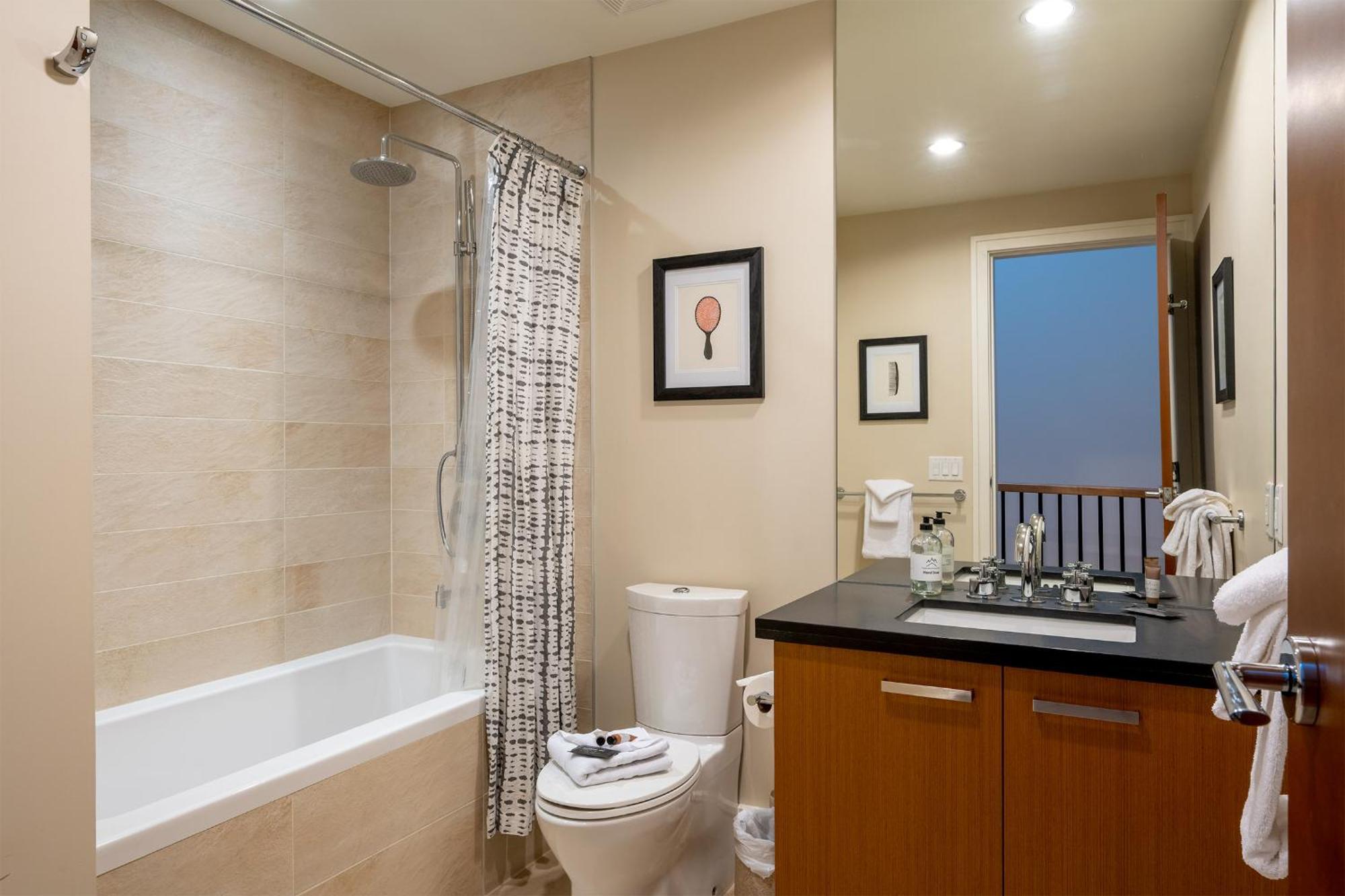West Coast Style 4-bedroom, 3-bathroom, Mountain View Townhome Holiday home *