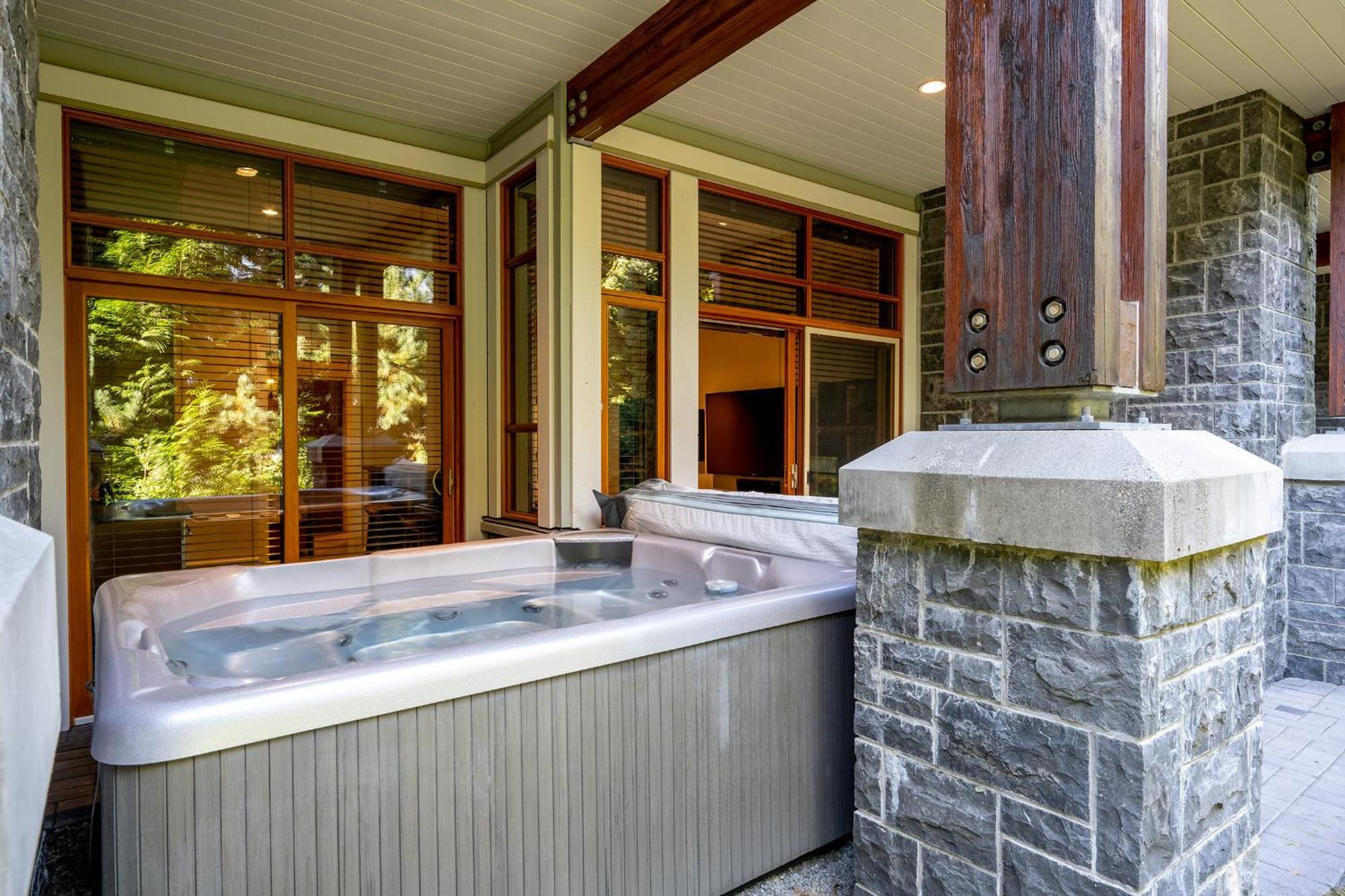 West Coast Style 4-bedroom, 3-bathroom, Mountain View Townhome Holiday home *