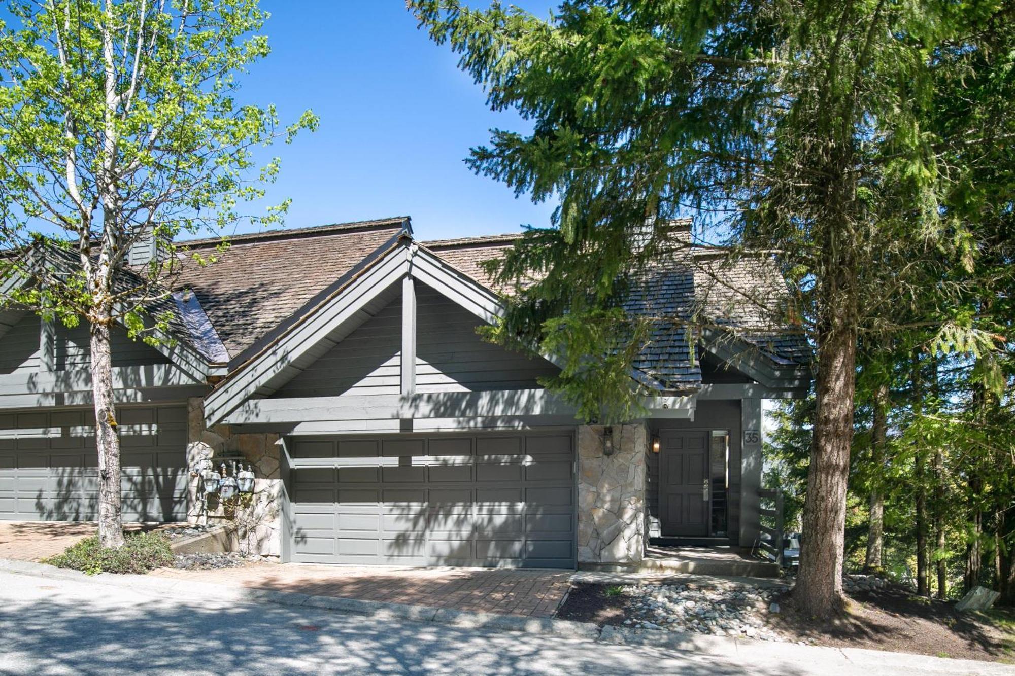 Northern Lights 35 | Spacious Townhome Close To Village With Hot Tub, Mountain View & Garage Parking Holiday home Whistler