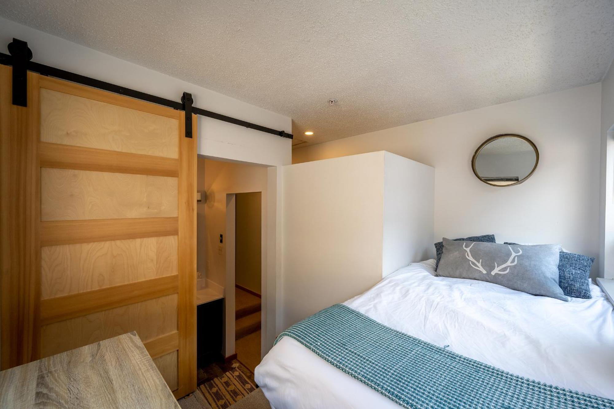 Cozy Creekside Two-storey Apartment *