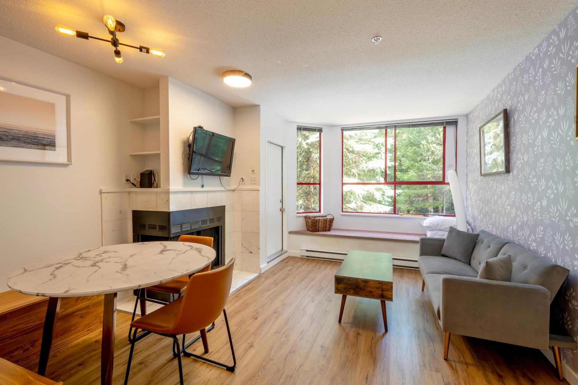 Cozy Creekside Two-storey Apartment *