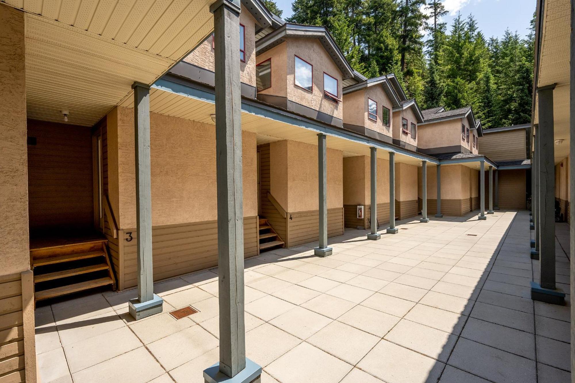Cozy Creekside Two-storey *